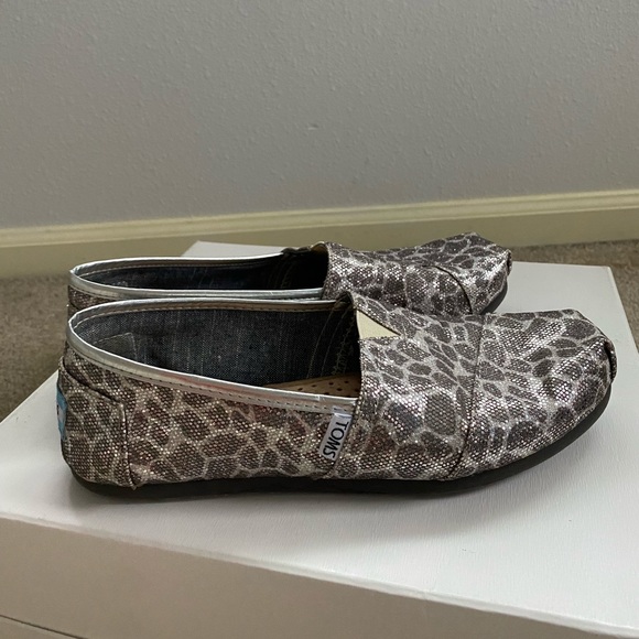 TOMS Giraffe Print Glitter size 8. In great condition - Picture 4 of 13